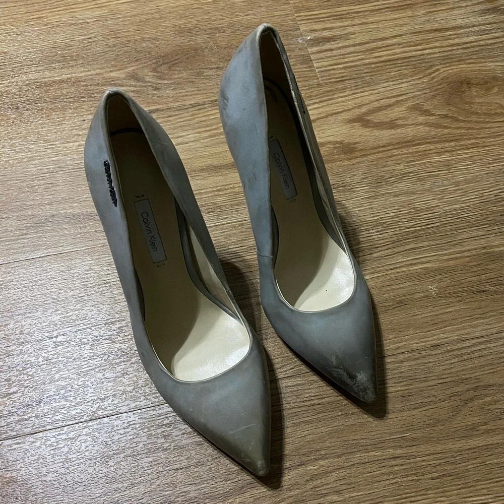 Calvin Klein Ramsay Distressed Grey Pumps
